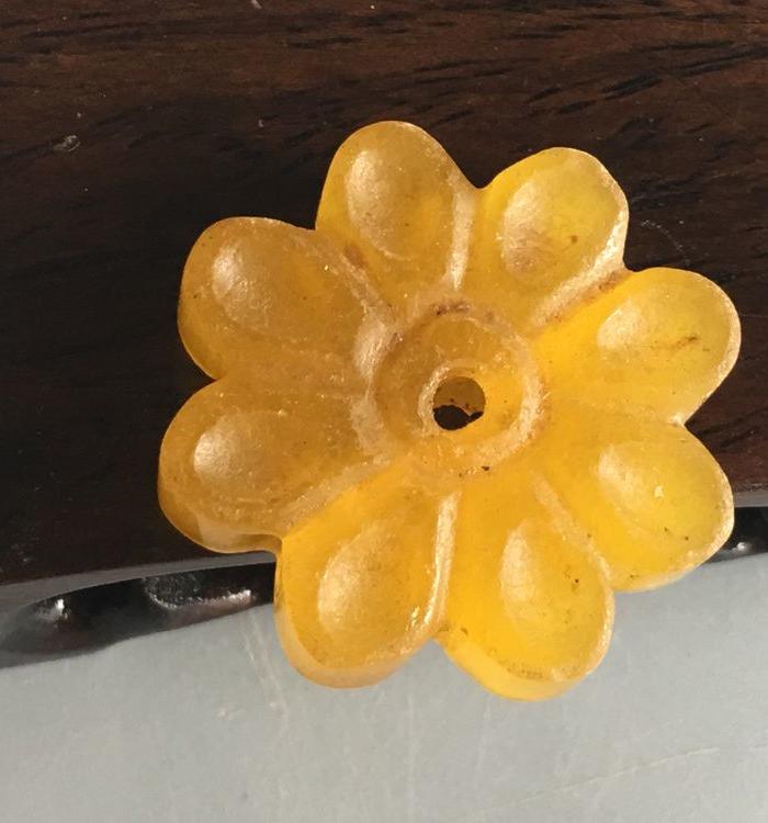 收来黄釉玉荷花