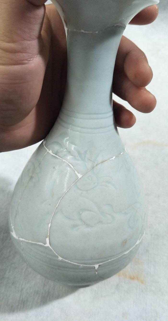 元代枢府白釉兔子纹玉壶春瓶