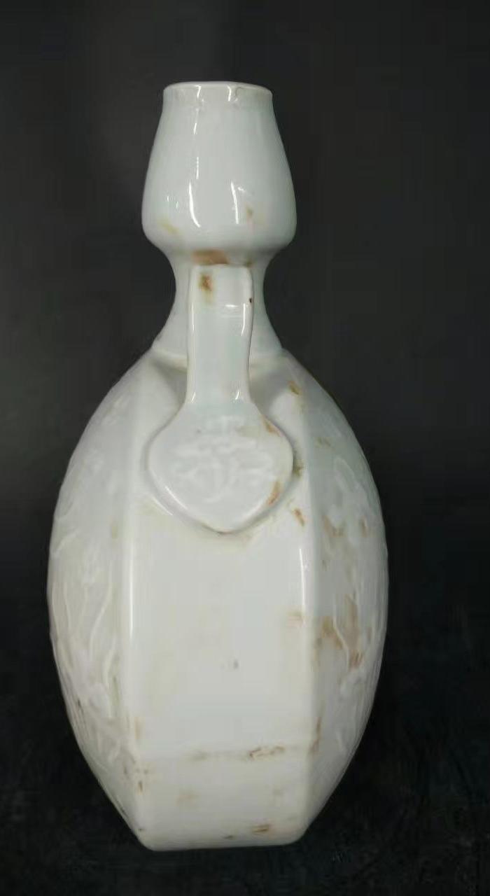 大明宣德甜白釉鱼藻纹抱月瓶