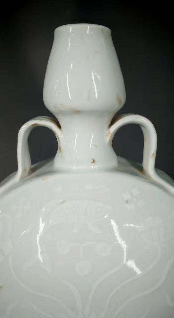 大明宣德甜白釉鱼藻纹抱月瓶