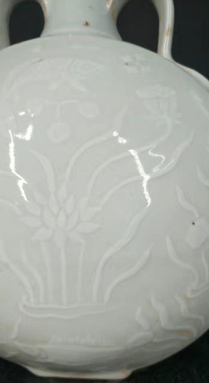 大明宣德甜白釉鱼藻纹抱月瓶