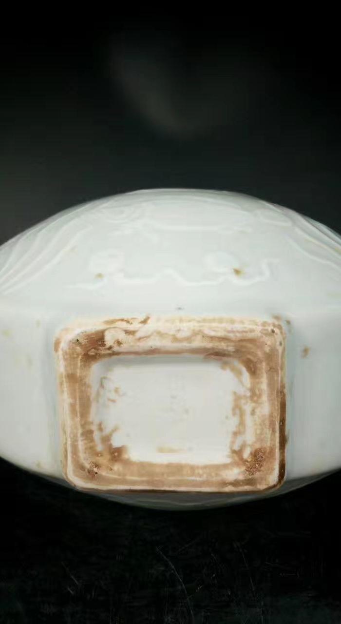 大明宣德甜白釉鱼藻纹抱月瓶