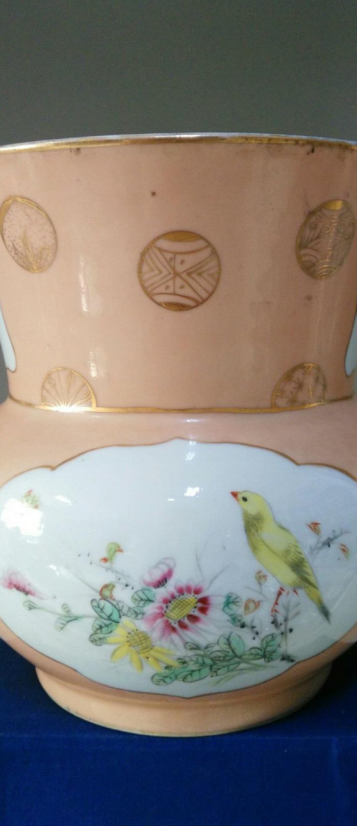 民国粉地描金开光花鸟纹大号渣斗