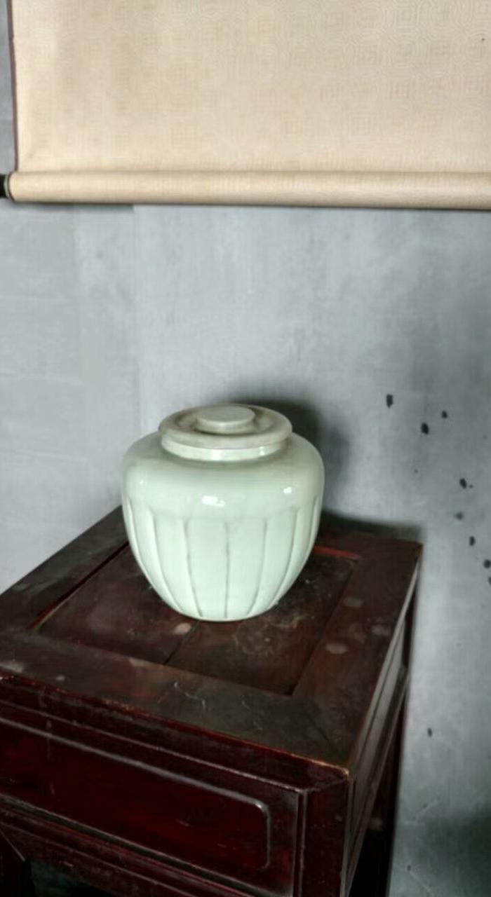 晚清民国豆青釉瓜棱盖罐一只