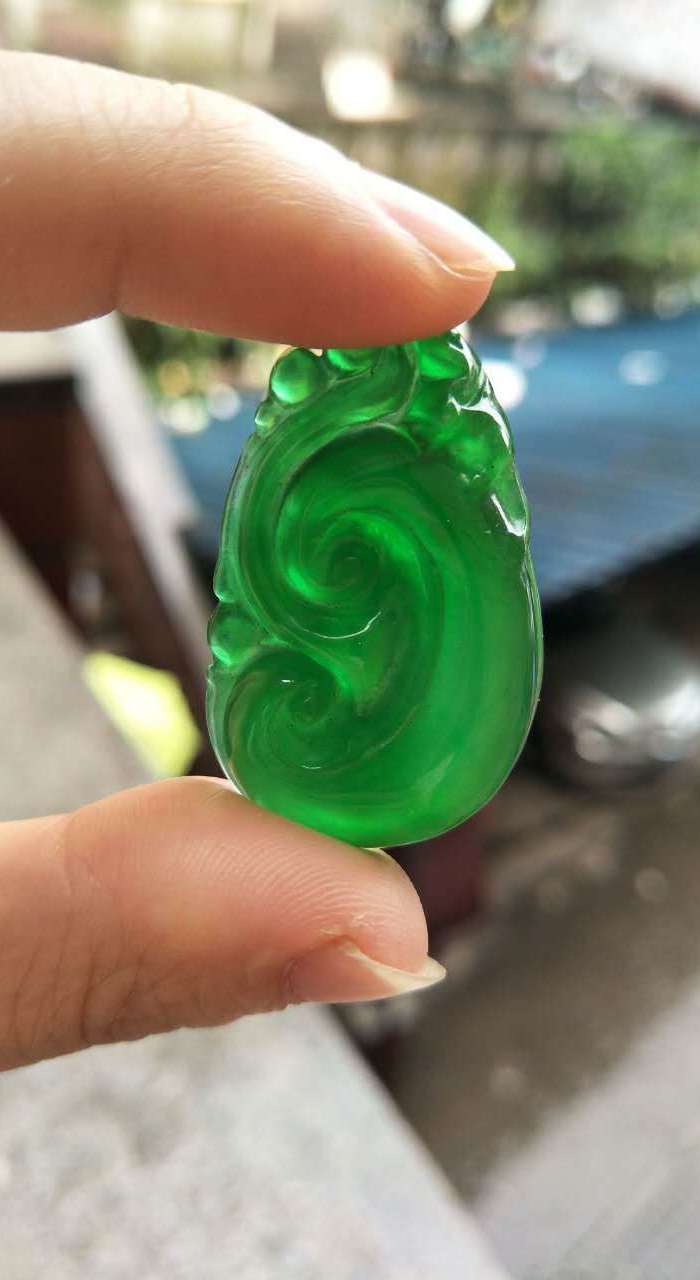 缅甸翡翠满绿冰种如意挂件