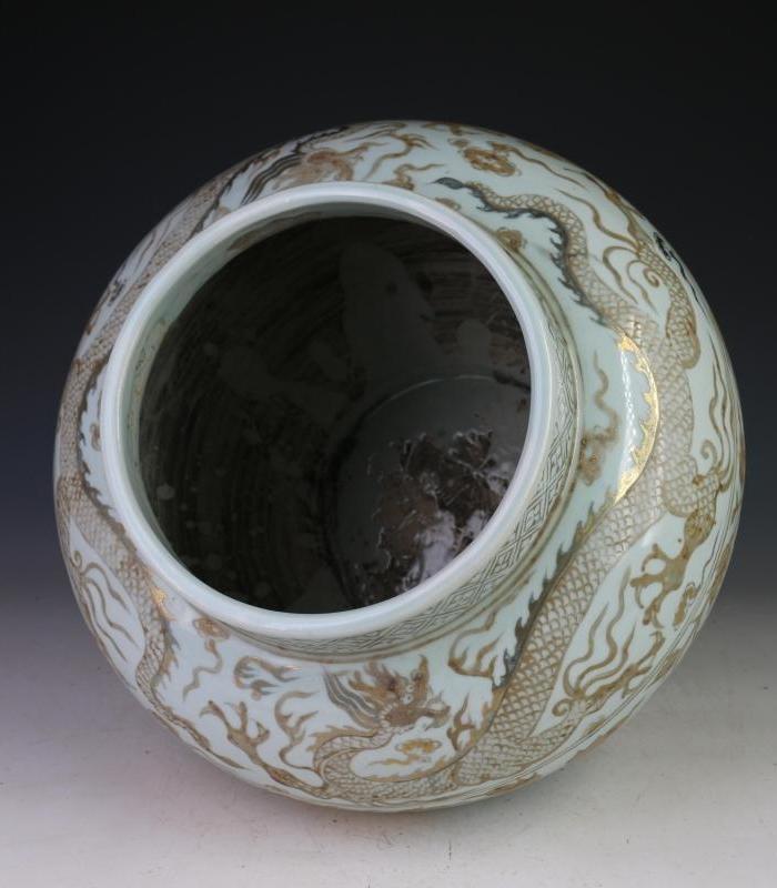 卵白釉描金龙纹罐