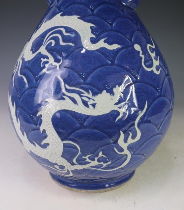 洒蓝釉雕刻海水龙纹玉壶春瓶