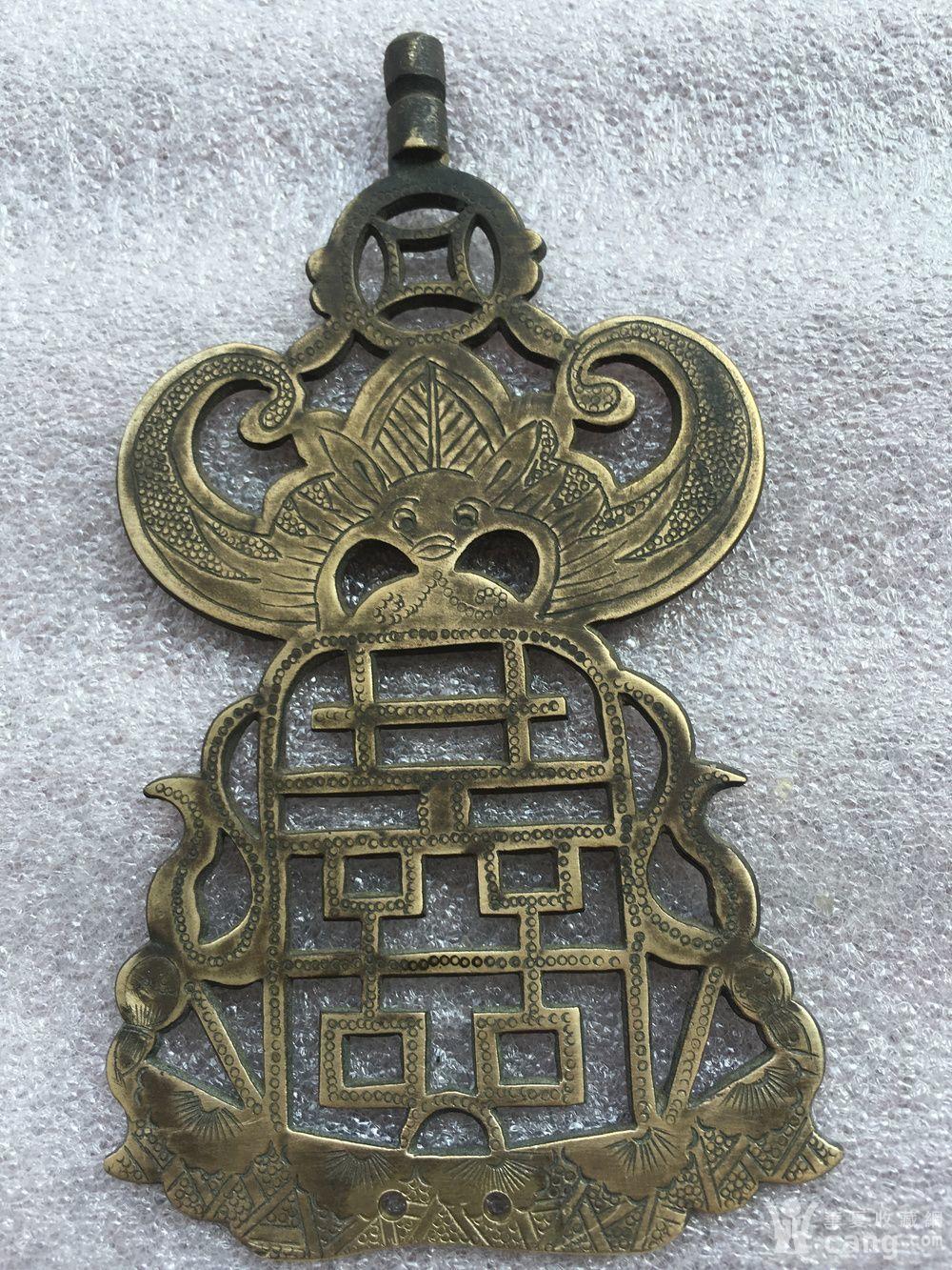 一块厚实雕刻漂亮的上面蝙蝠下面双喜临门古代铜挂件