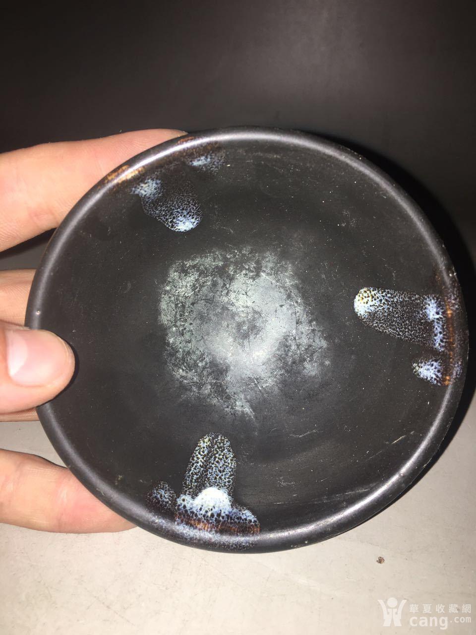 老人乡下收来民国时期黑釉瓷碗,釉面光滑,保存完整,很难得