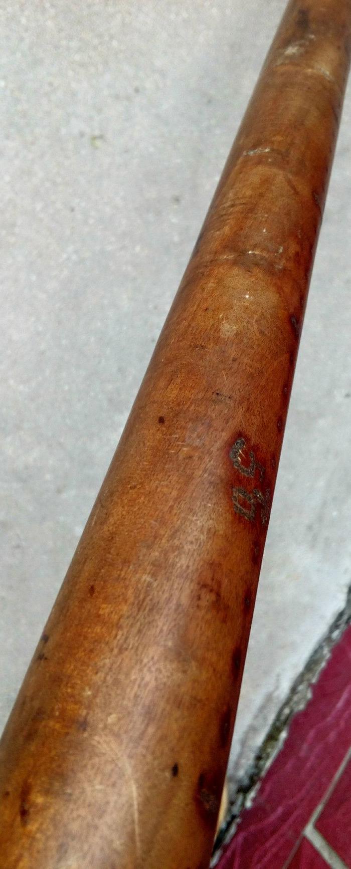 描述:品相见图,通体无裂,色黄油润,木质细腻较沉重