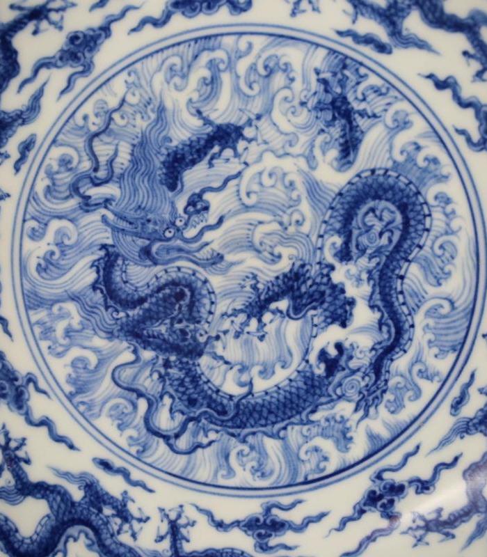成化青花九龙纹盘子