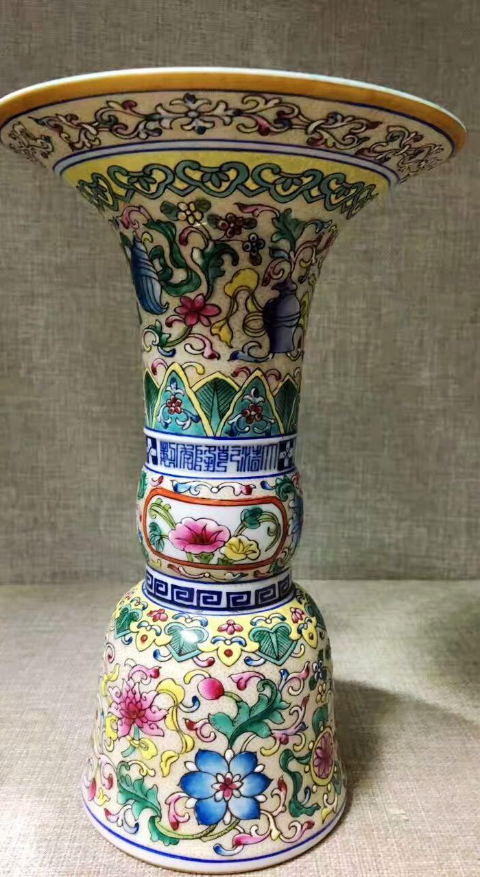 珐琅彩花弧赏瓶