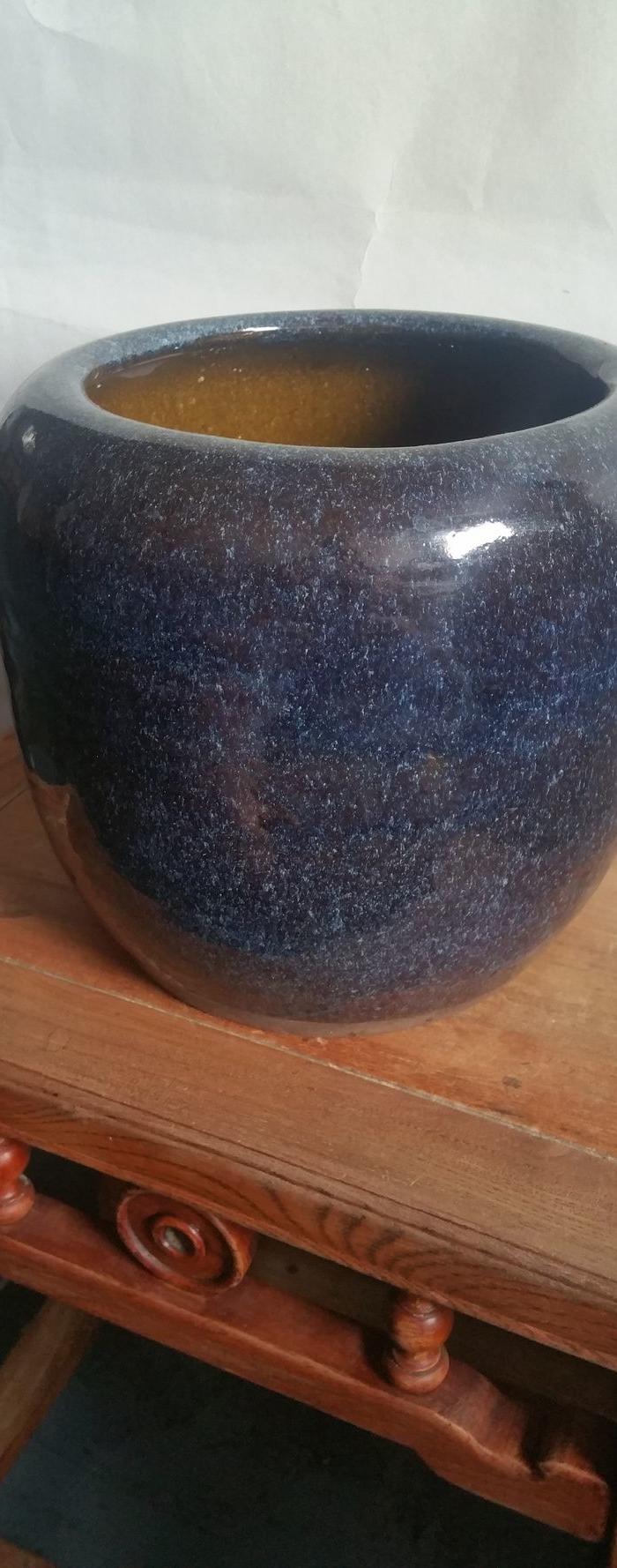 一只宜兴均釉小卷缸