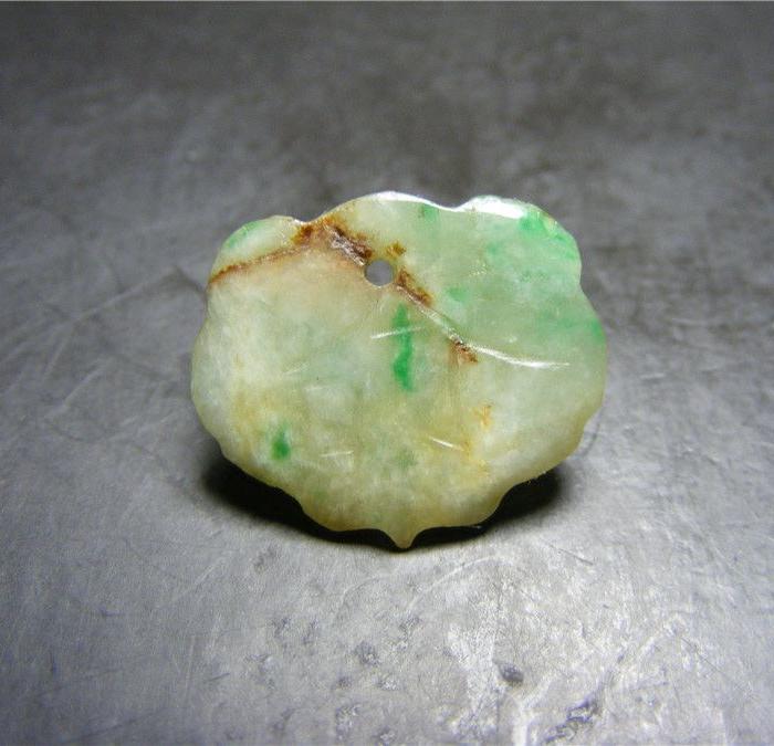 清代飘正阳绿翡翠带沁双面工长命小锁坠