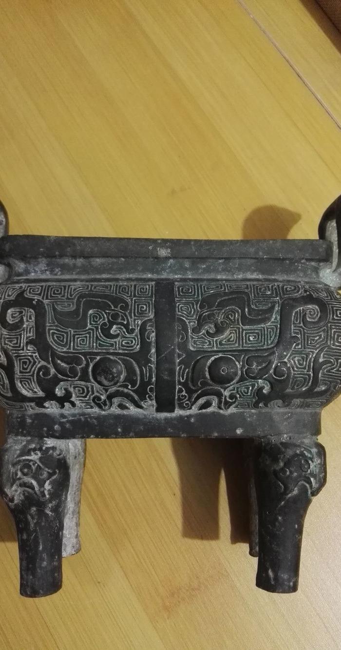 饕餮纹立耳四足方香炉