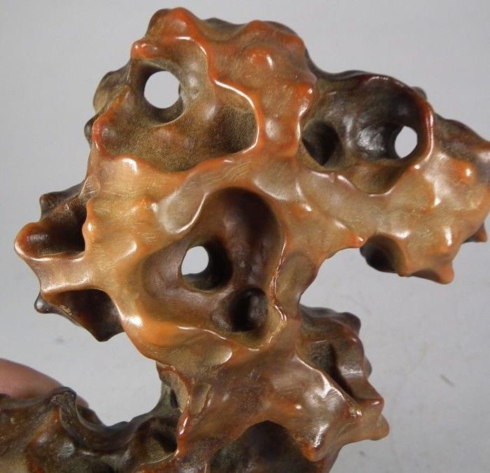 老和田玉带提油黑沁镂空太湖石山子摆件