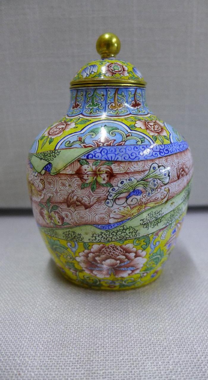 画珐琅花卉同心结纹盖罐