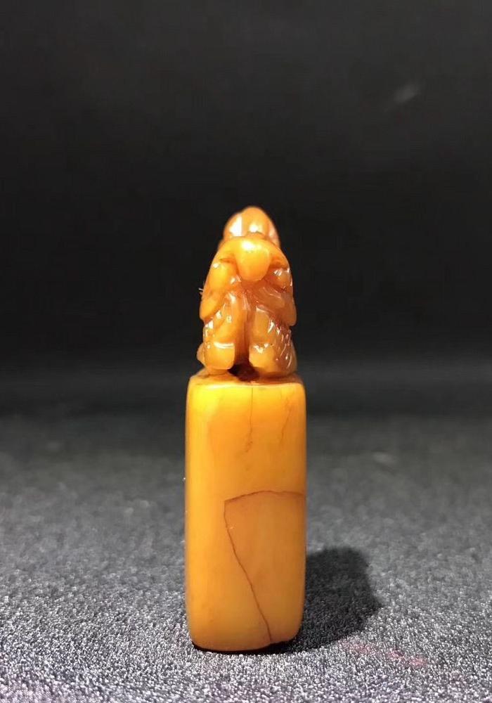 清代名家 小松 款田黄兽钮印章