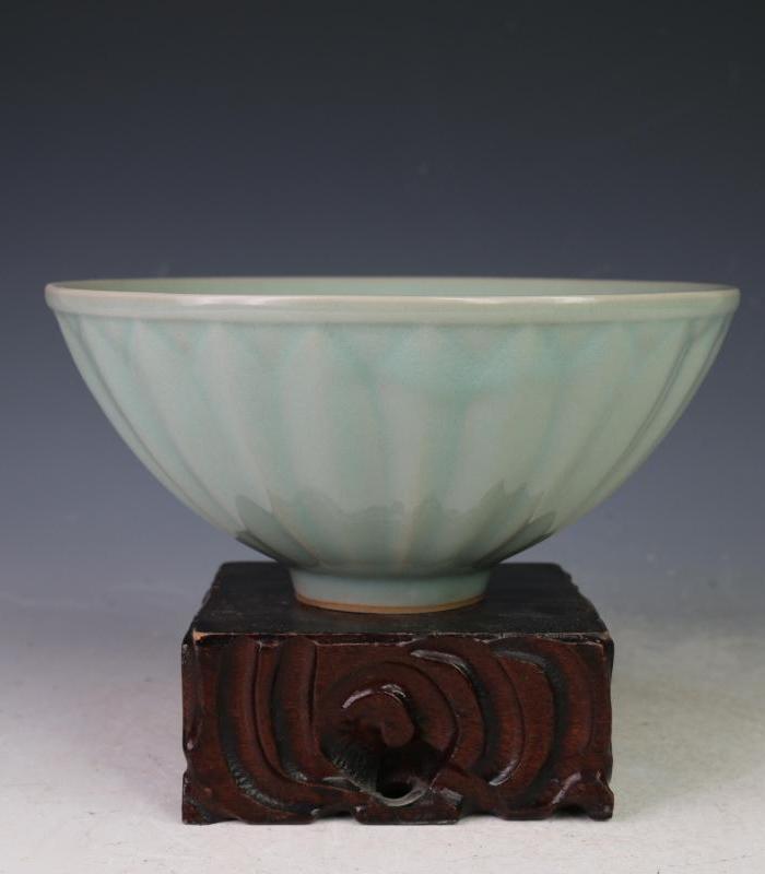 龙泉窑粉青釉莲瓣碗