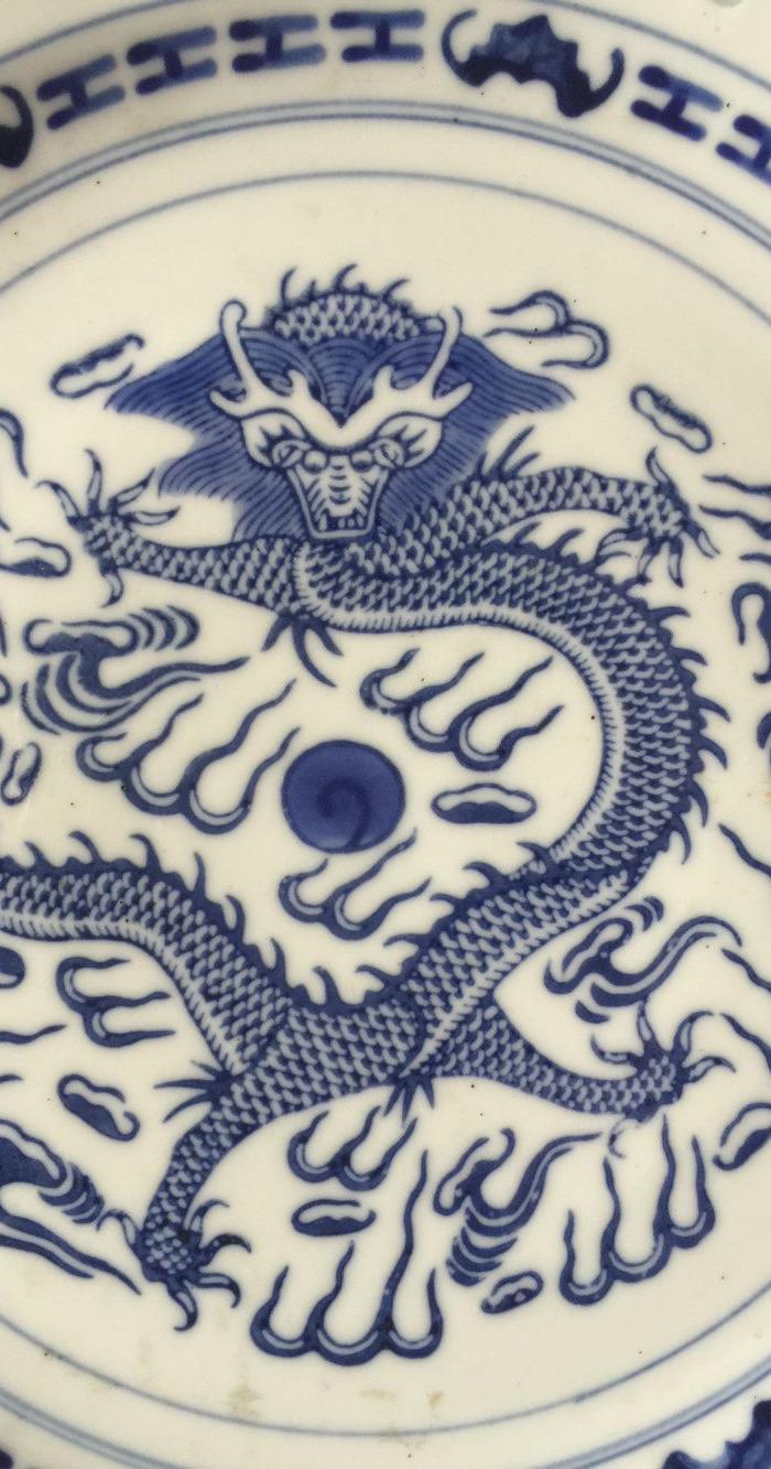 玩玉款青花龙纹玲珑瓷大盘