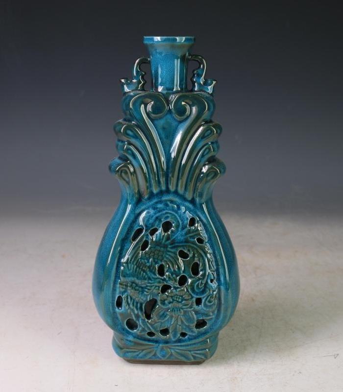 柴窑孔雀蓝釉镂空花鸟双耳瓶