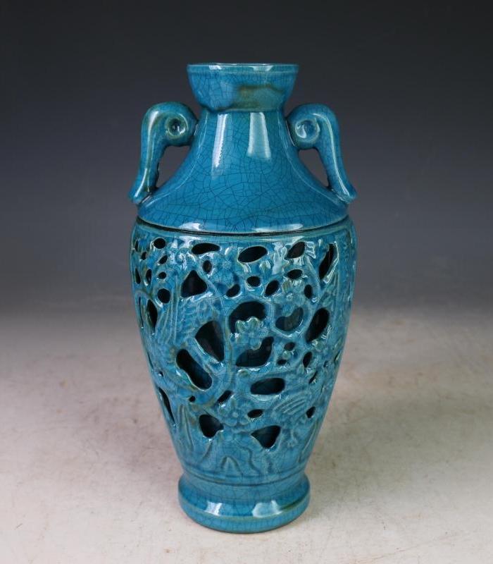 宋柴窑孔雀绿釉镂空花鸟双耳瓶