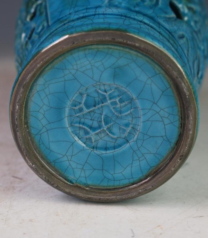 宋柴窑孔雀绿釉镂空花鸟双耳瓶