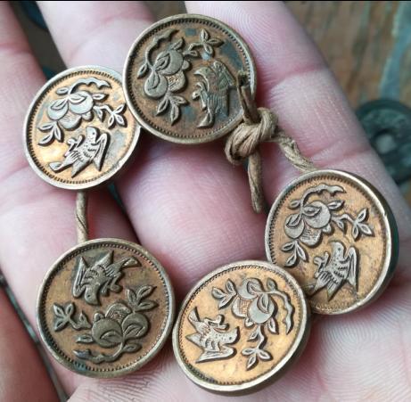 一套清代鎏金铜扣子