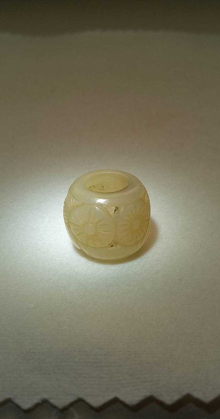 明清和田玉镂空雕玉珠