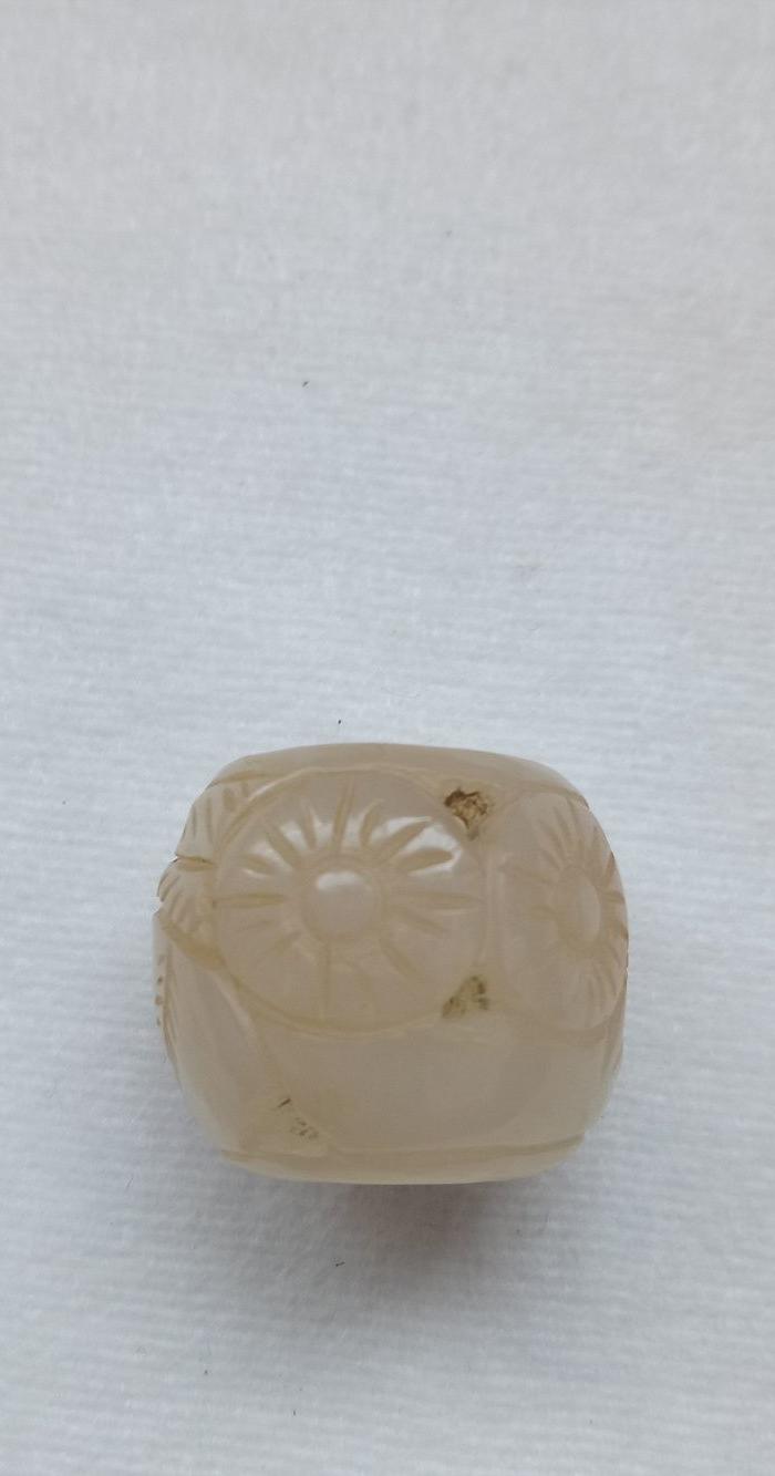 明清和田玉镂空雕玉珠