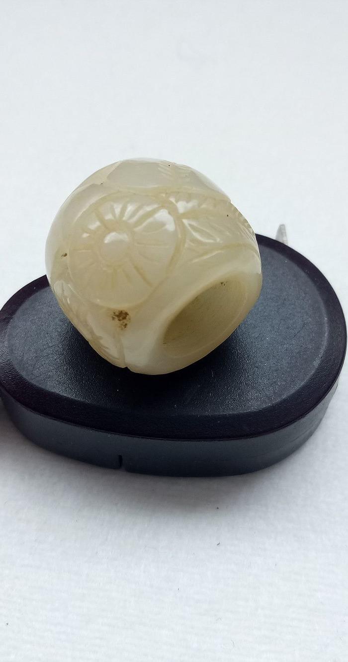 明清和田玉镂空雕玉珠