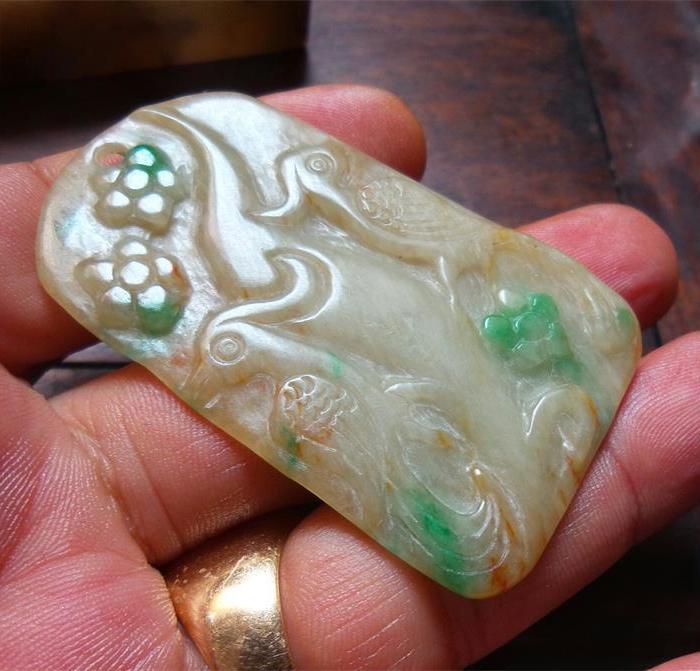 清末民国三色老翡翠双喜闹梅玉佩