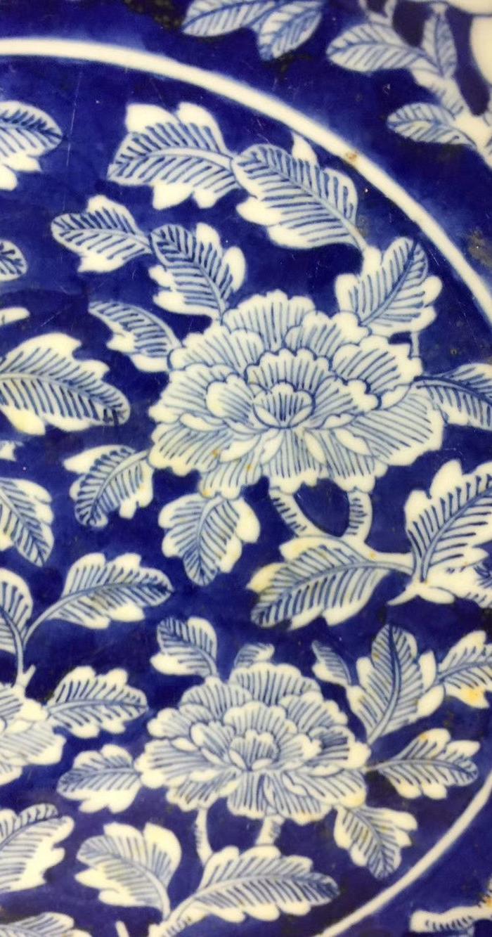 嘉靖蓝底白花花卉纹盘 直径22cm