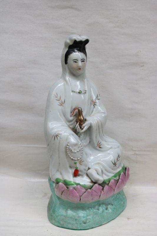 描述:民国粉彩观音像高30厘米完好