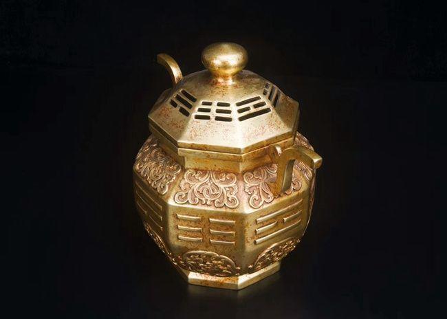 清代精铸铜胎鎏金八卦纹八面朝冠耳香炉