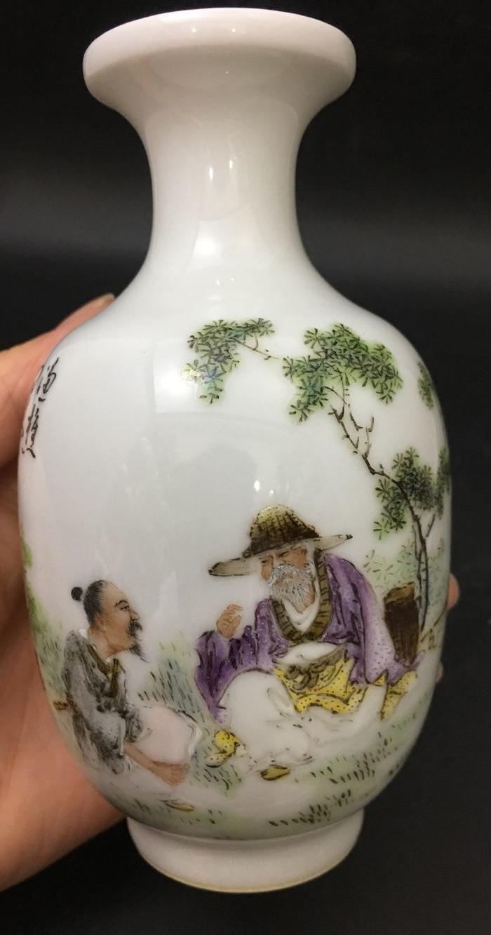 王琦款人物小瓶