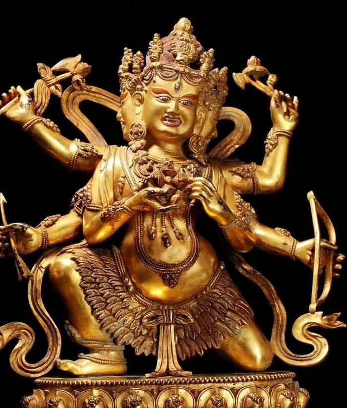 三头六臂鎏金佛像