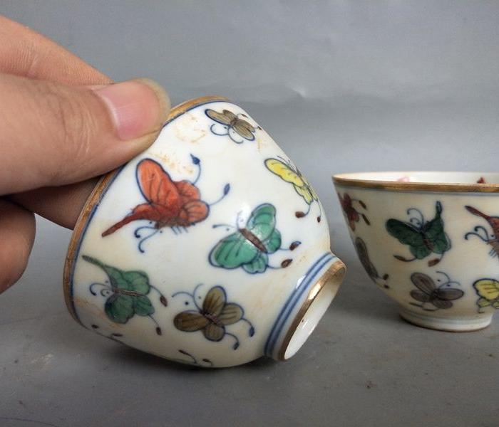 乡下收的斗彩瓷蝴蝶杯一对
