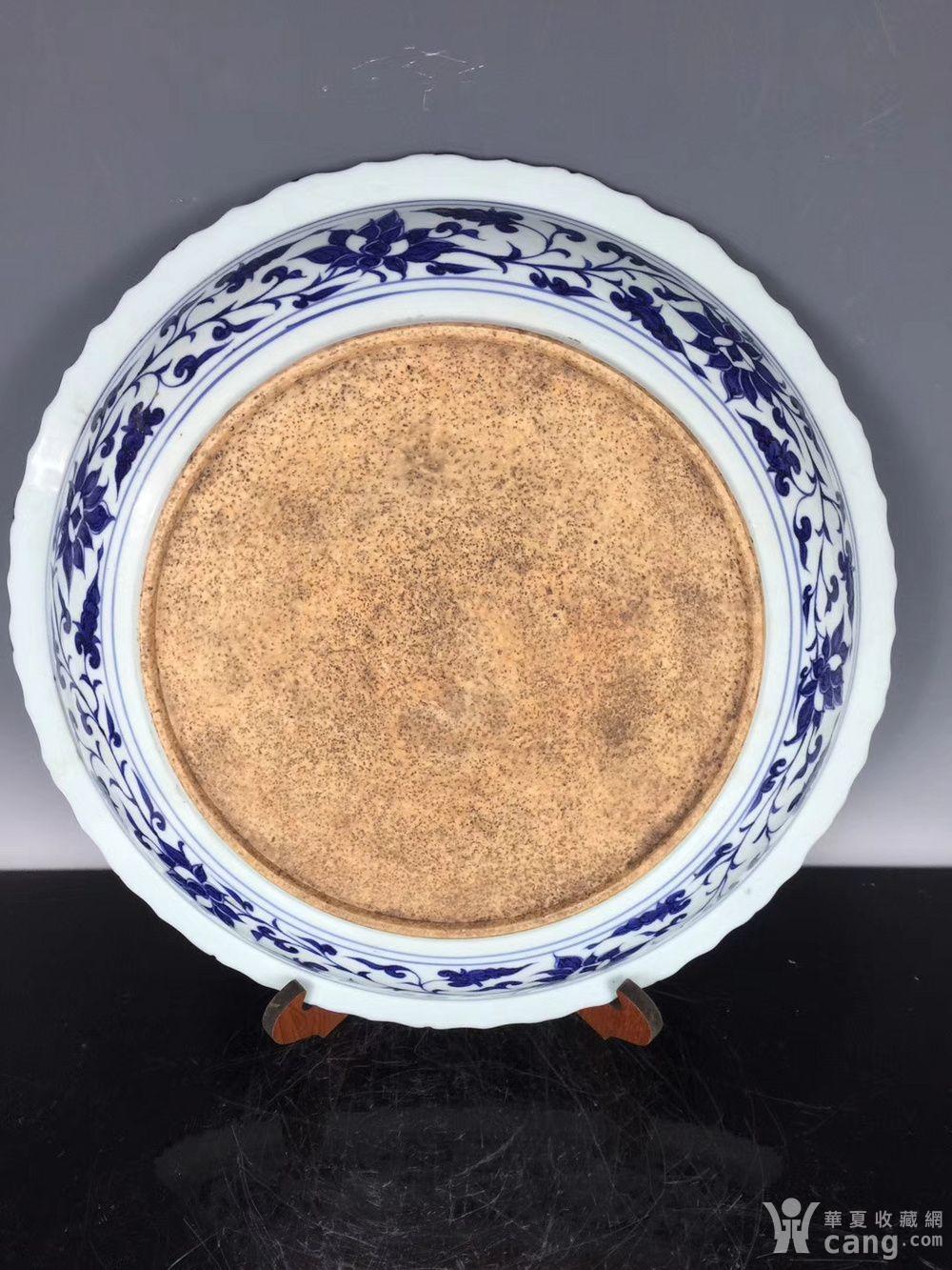 元青花雕花锦鸡纹大盘,直径47cm