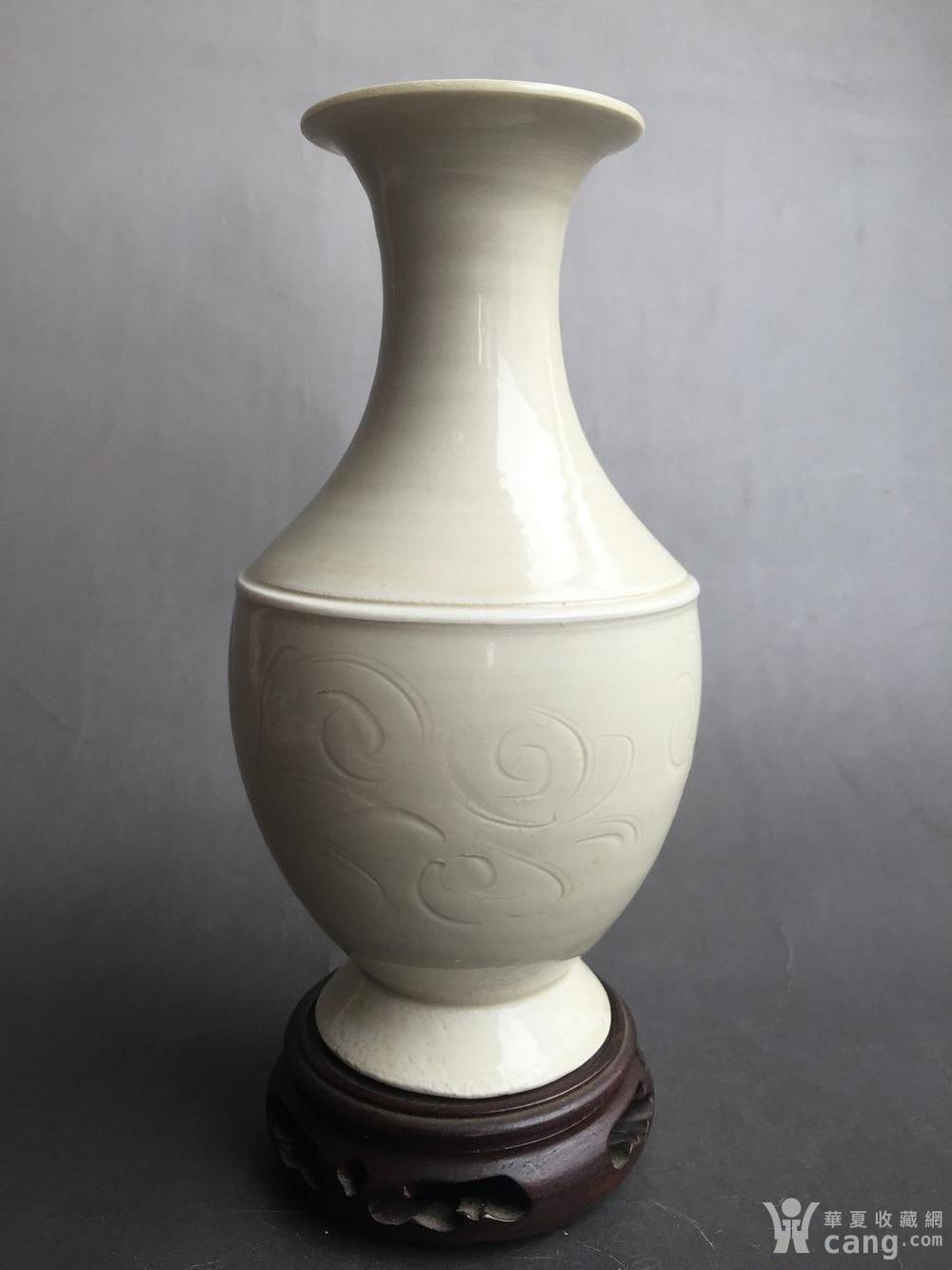 **定窑刻萱草纹瓶