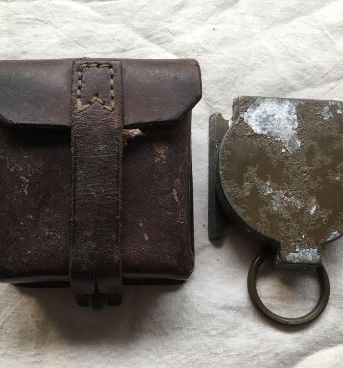 五七式指北针一个带*盒子