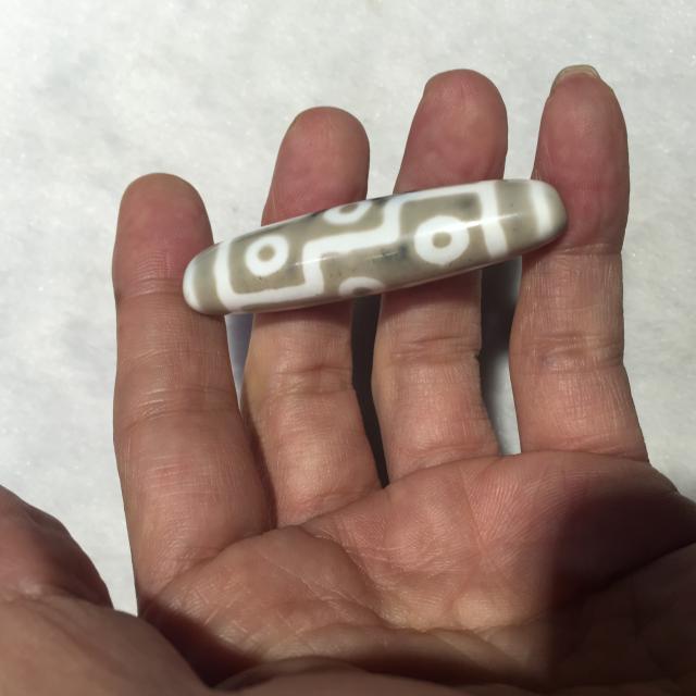 重量18克白色九眼老天珠一颗