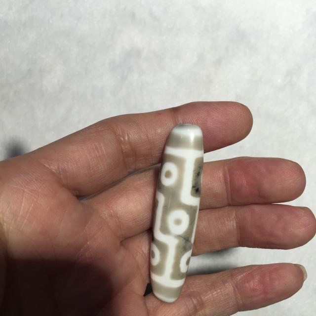 重量18克白色九眼老天珠一颗