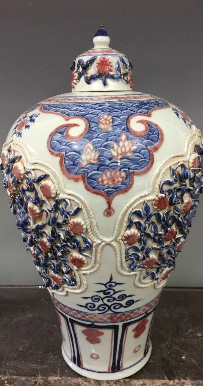 元青花釉里红捏花梅瓶,高47cm直径31cm