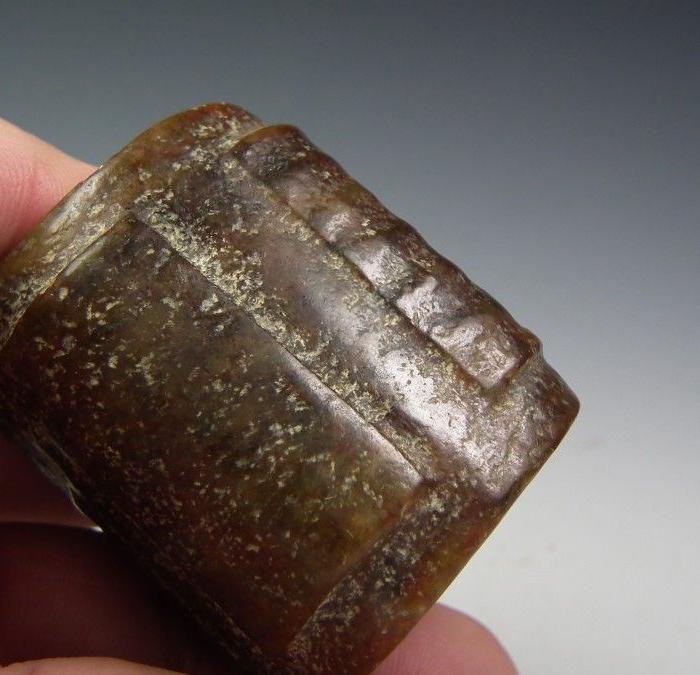 和田青玉带红沁旋纹方玉琮