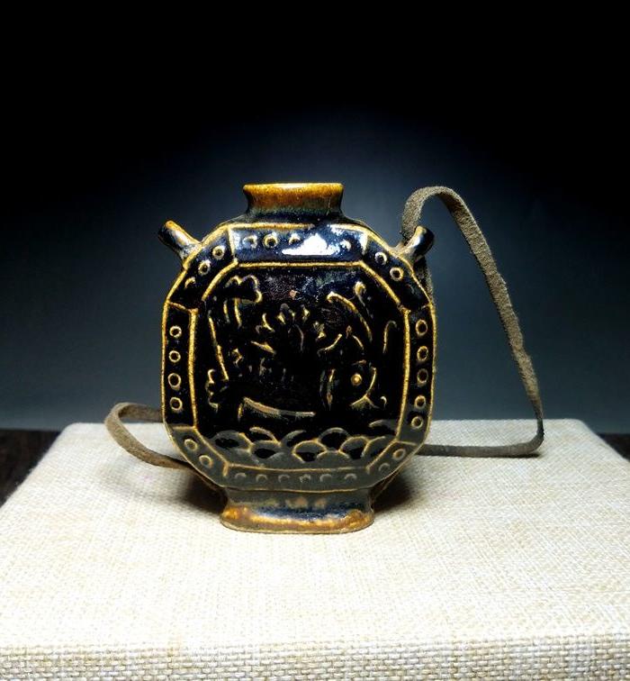 清黑釉花草扁壶