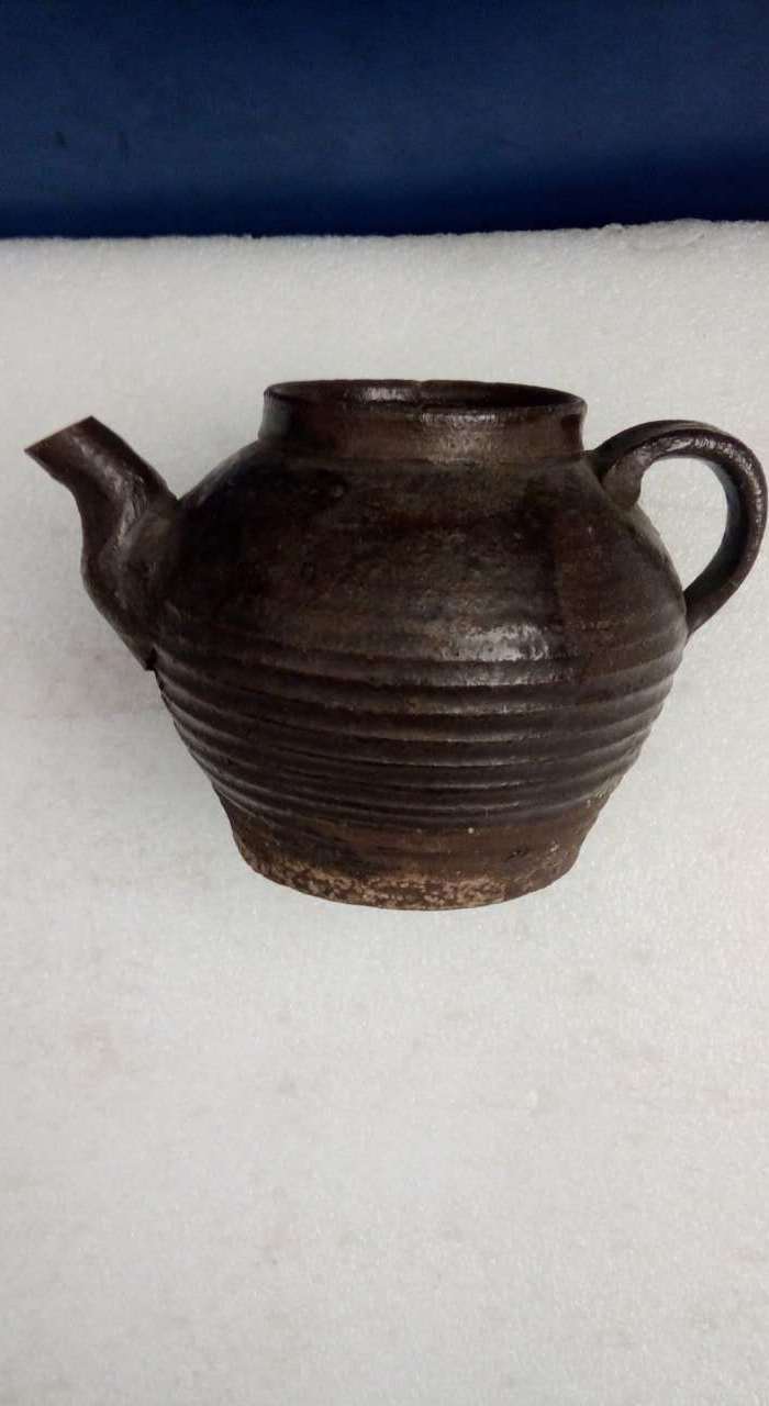 清晚期酱釉老茶壶