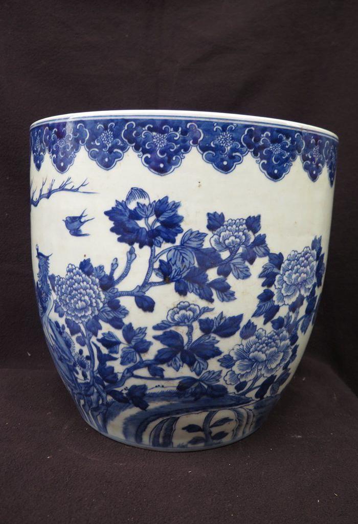 青花凤凰戏牡丹纹缸