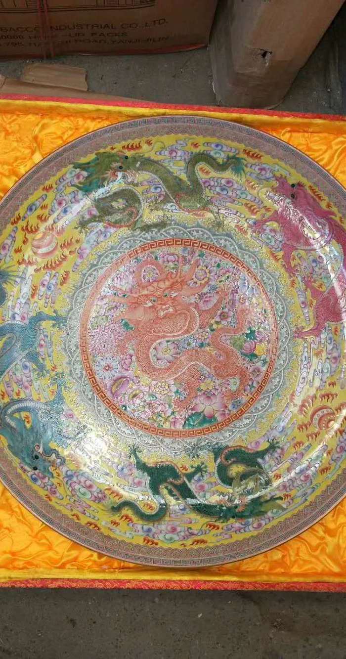 清代乾隆年制粉彩五龙超大盘,直径60公分.全部手绘图案.