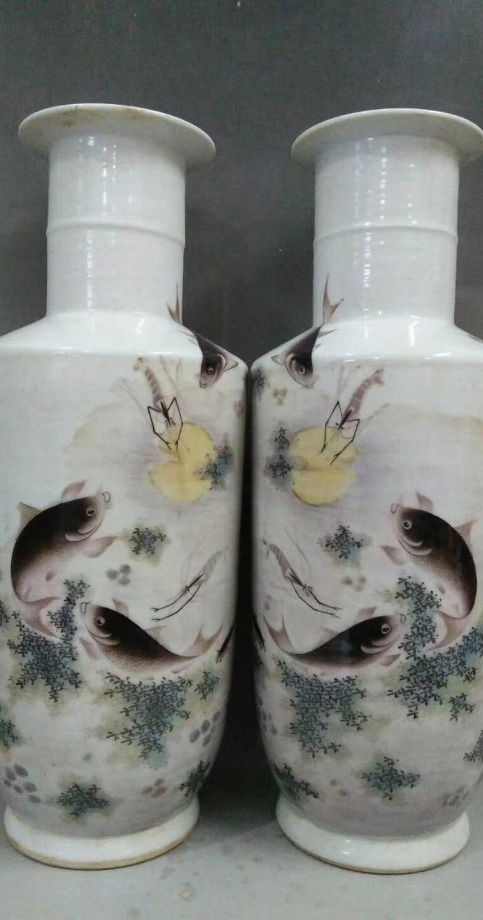 民国珠山八友邓碧珊鱼虾纹棒槌瓶一对,高30厘米